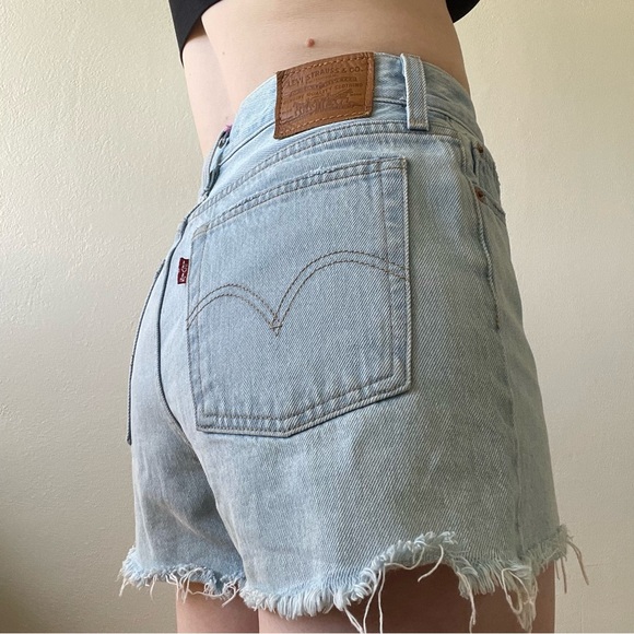 🌼LEVIS WEDGIE Short Light Wash Shorts size 28 - Picture 4 of 12